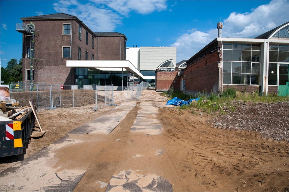 Doetinchem Iseldoks: foto met op de achtergrond fabriekspanden en op de voorgrond een bouwterrein met rijplaten.