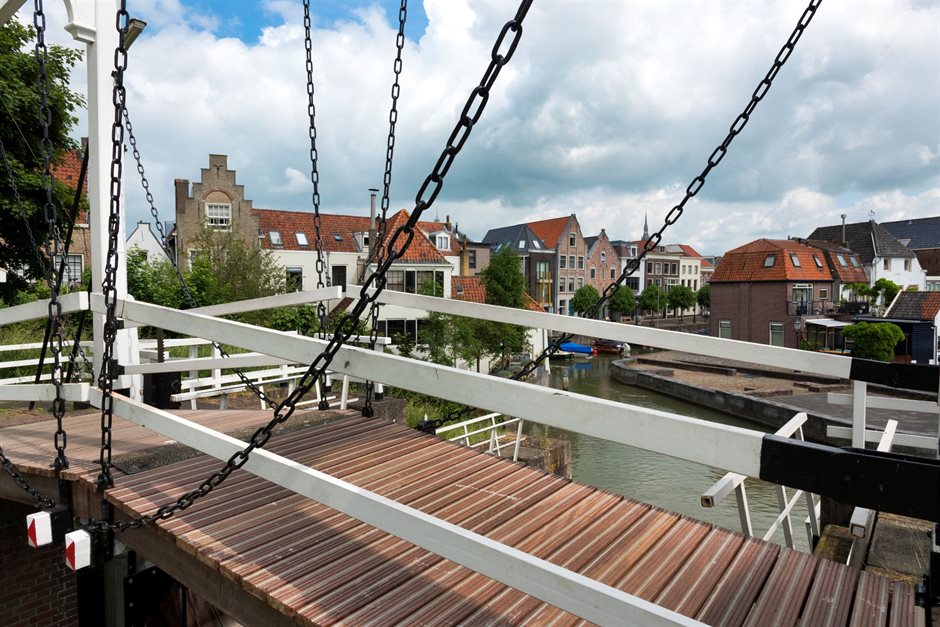 Schoonhoven vanaf een brug